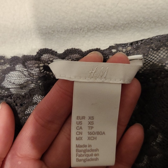 H&M grey short sleeve lace top - Picture 3 of 3
